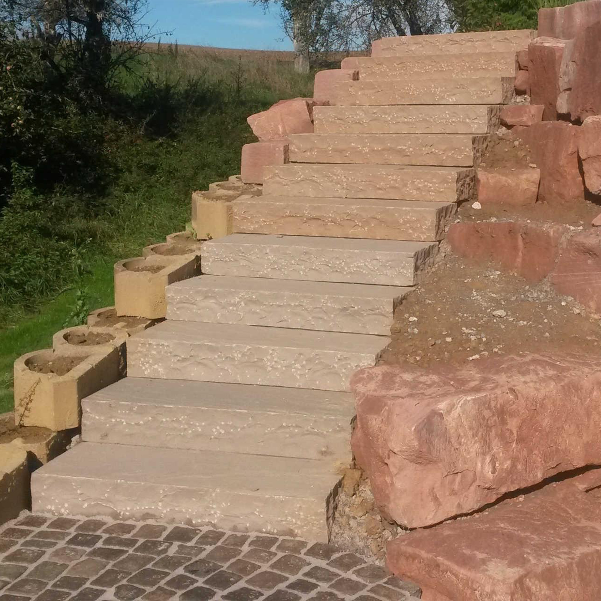 Blockstufen India Braun