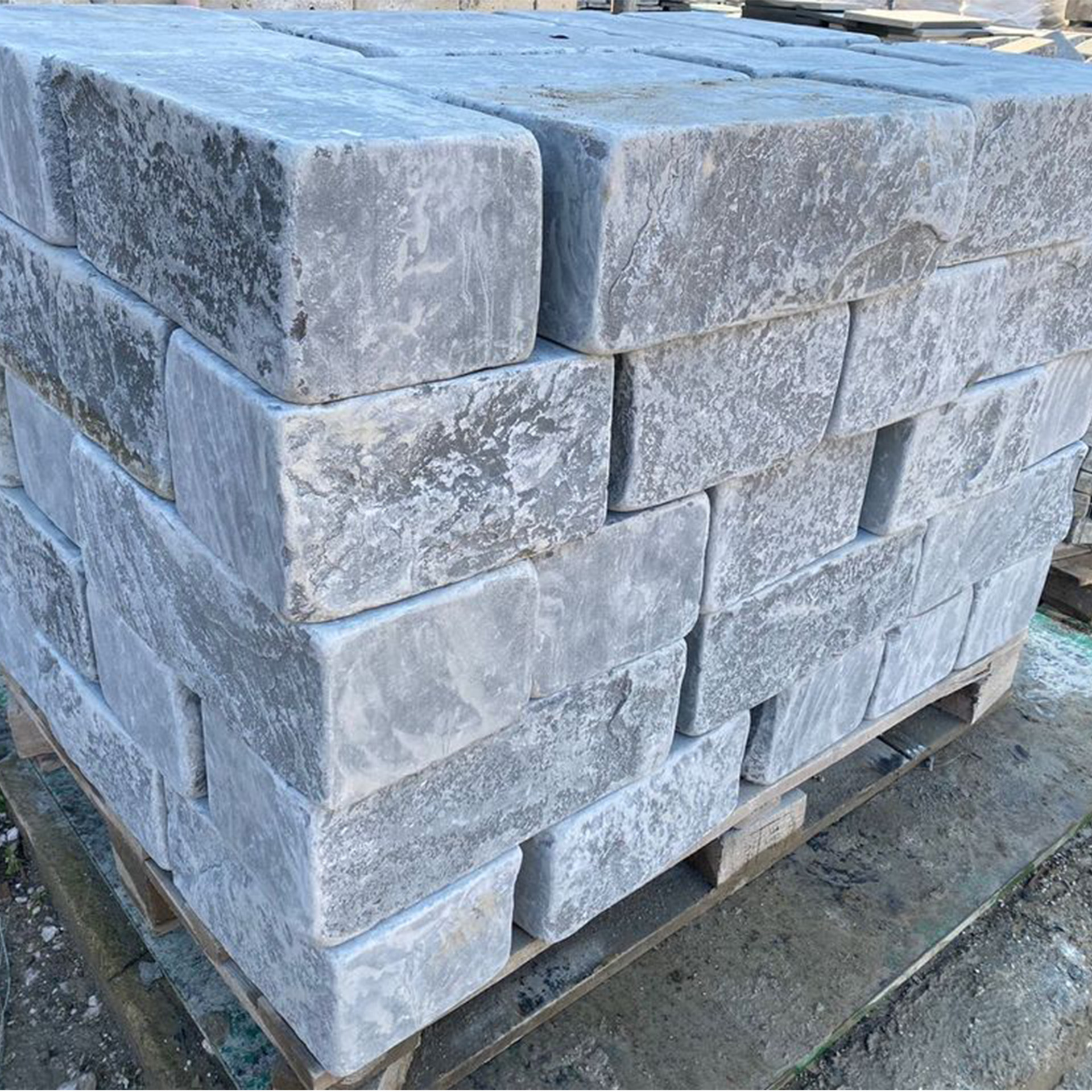 Mauersteine mit gesägten Kanten Grau Antik