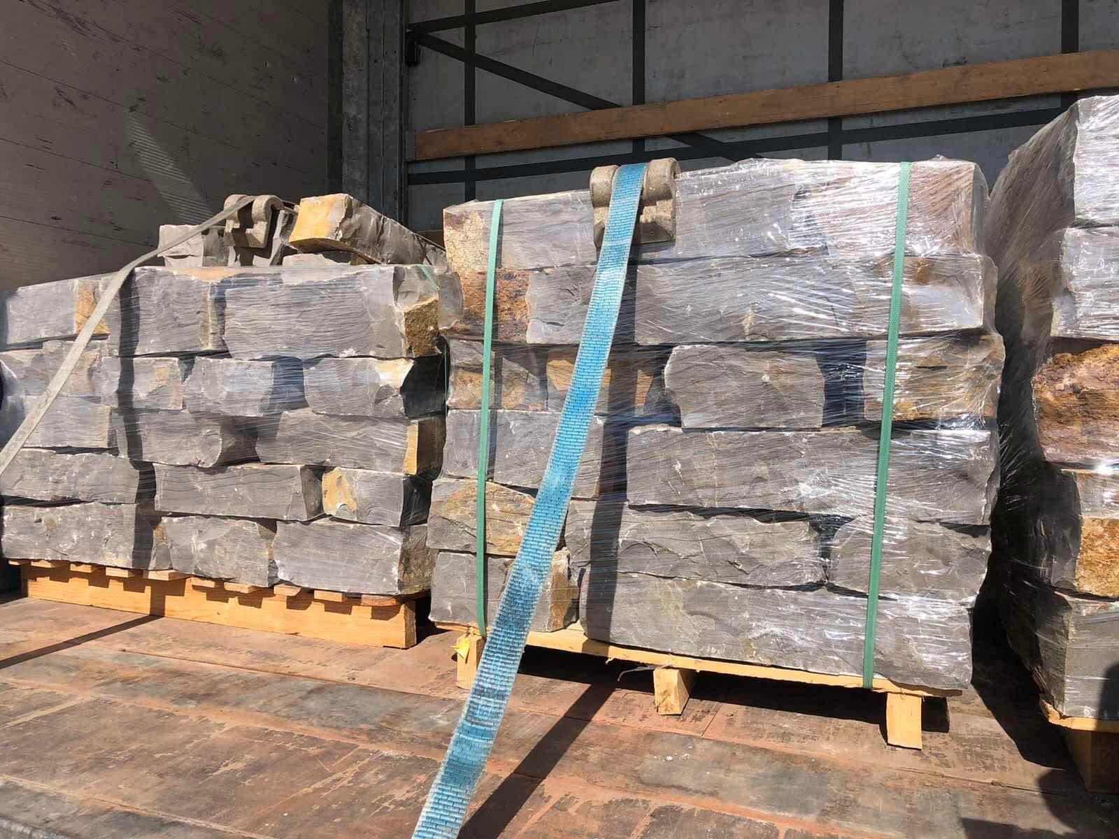 Trockenmauersteine gespalten Schwarz gelb “Peja”