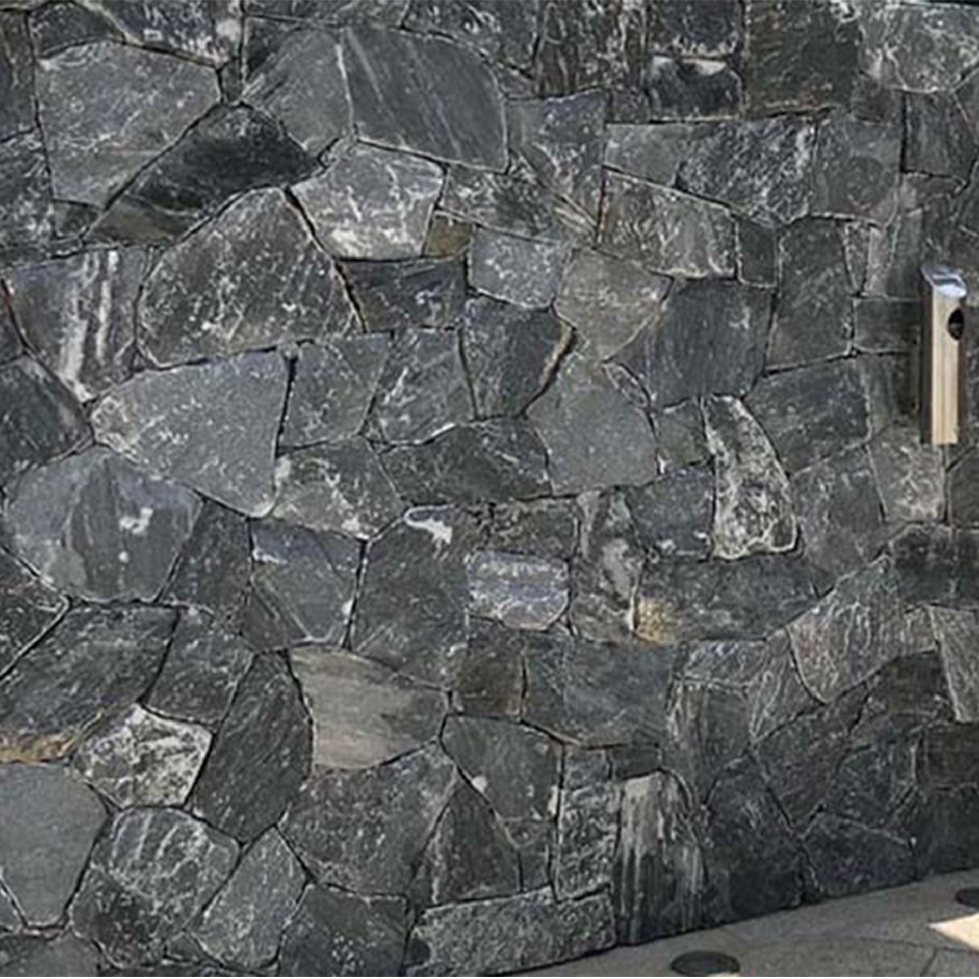 Naturstein Verblender Schwarz “Evenos”