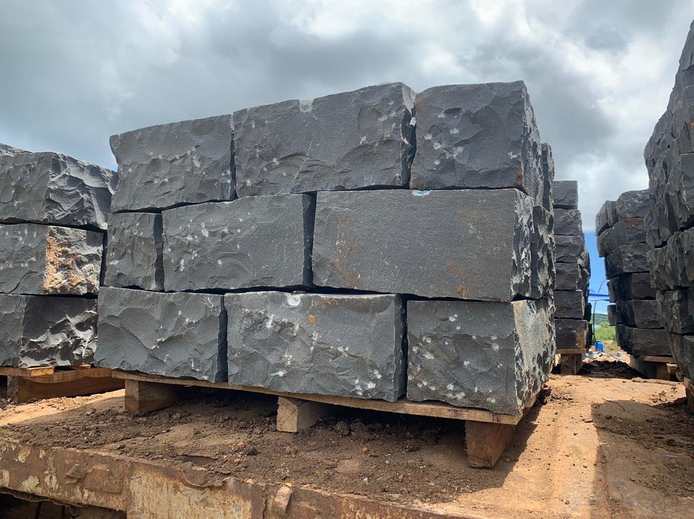 Trockenmauersteine Schwarz Basalt