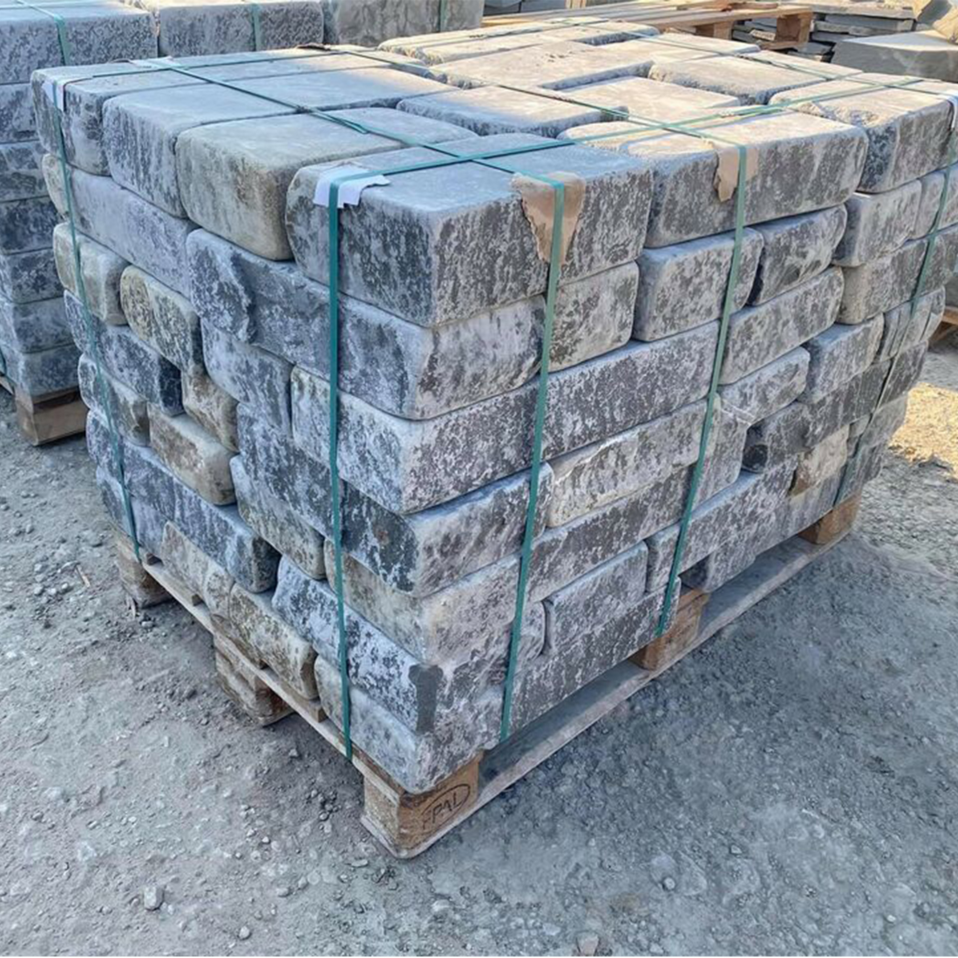 Mauersteine mit gesägten Kanten Grau Antik