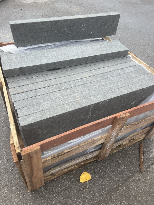 Randsteine aus Basalt geflammt