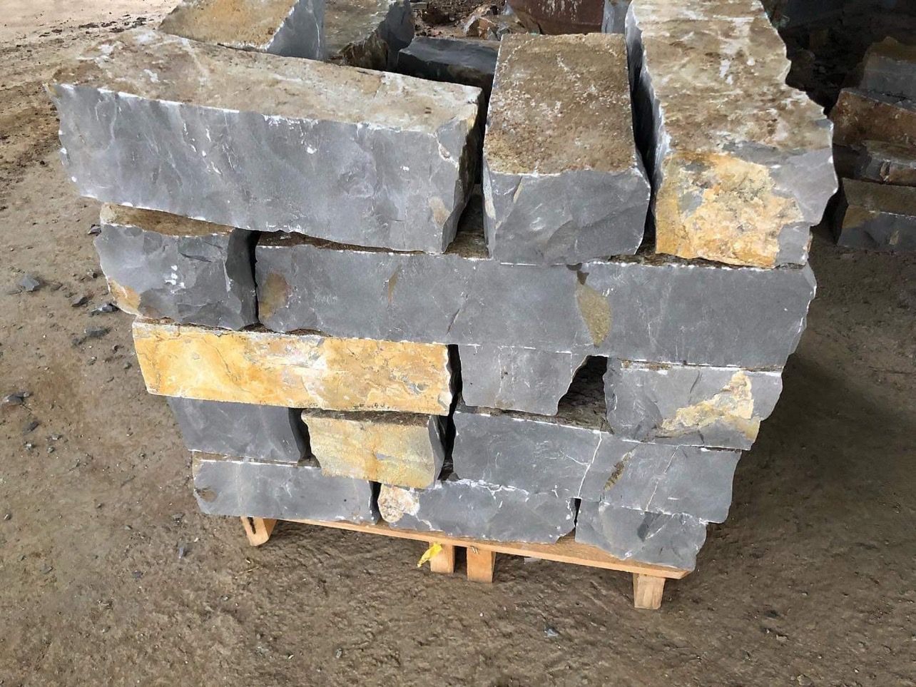 Trockenmauersteine gespalten Schwarz gelb “Peja”