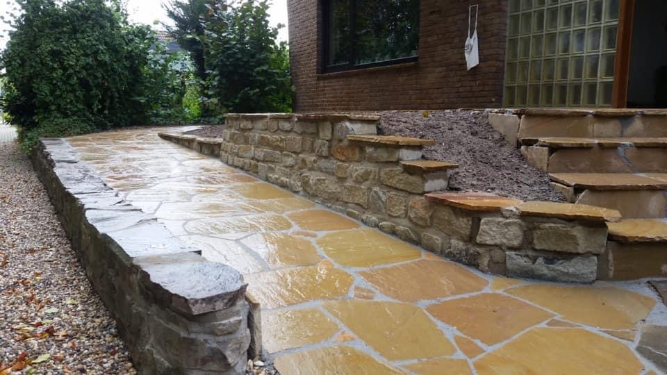 Natursteinplatten verlegen